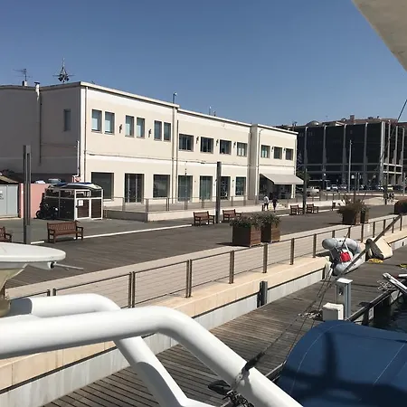 Πλωτό κατάλυμα Raxul Boat