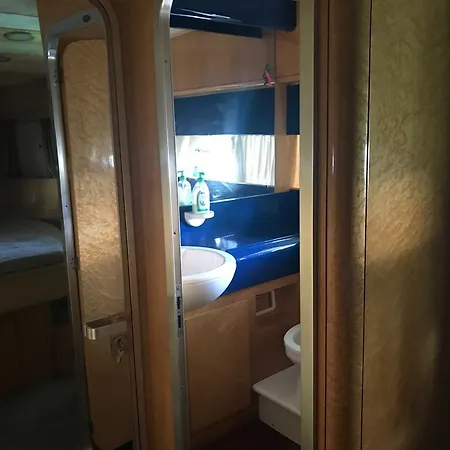 Πλωτό κατάλυμα Raxul Boat
